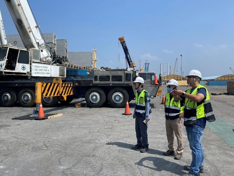 台灣港務公司31日表示,11月起試辦商港公用裝卸作業場域使用須知、港區違規態樣通行證管理矩陣,初期記點不罰,明年3月起違規恐暫停通行證使用。圖為人員在安平港做宣導。(台灣港務公司提供)中央社記者黃巧雯傳真  114年10月31日