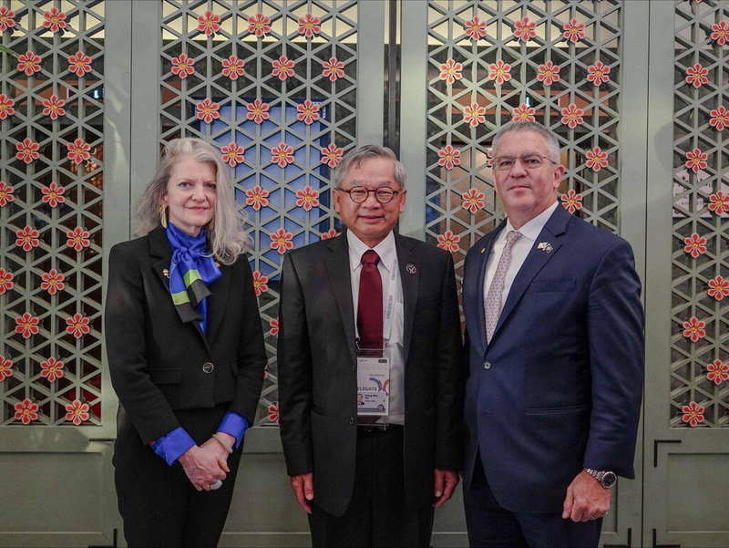 國科會主委吳誠文(中)於2025年韓國APEC部長級年會(AMM)期間,與美國國務院政治事務次卿胡克爾(Allison Hooker)(左)及東亞暨太平洋事務助理國務卿戴桑布雷(Michael DeSombre)(右)舉行雙邊會談。(APEC台灣代表團提供)中央社記者潘姿羽傳真 114年10月31日