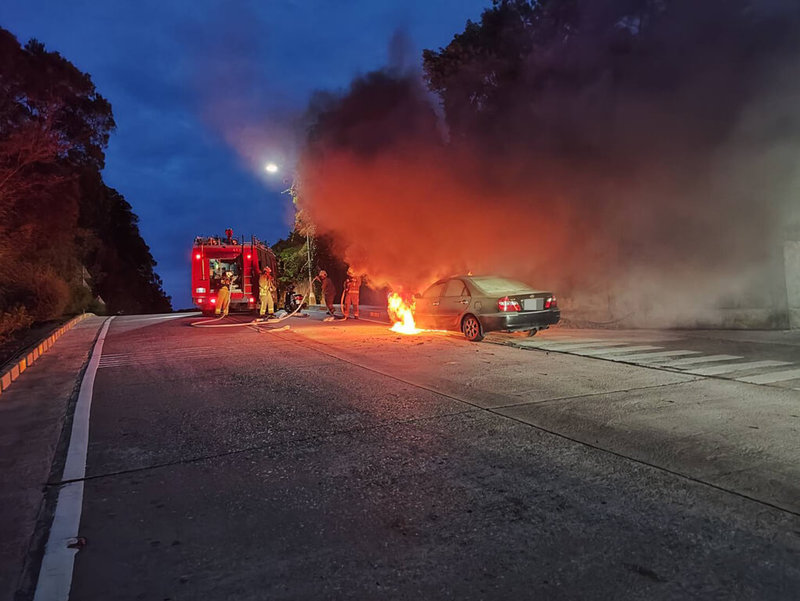 一輛自小客車31日傍晚行經馬祖南竿鄉聚英路時突然自燃,車上僅男性駕駛1人,在發現起火後隨即下車報案,警消順利滅火、無人傷亡。確切起火原因仍待調查釐清。(連江縣消防局提供)中央社記者潘欣彤傳真 114年10月31日