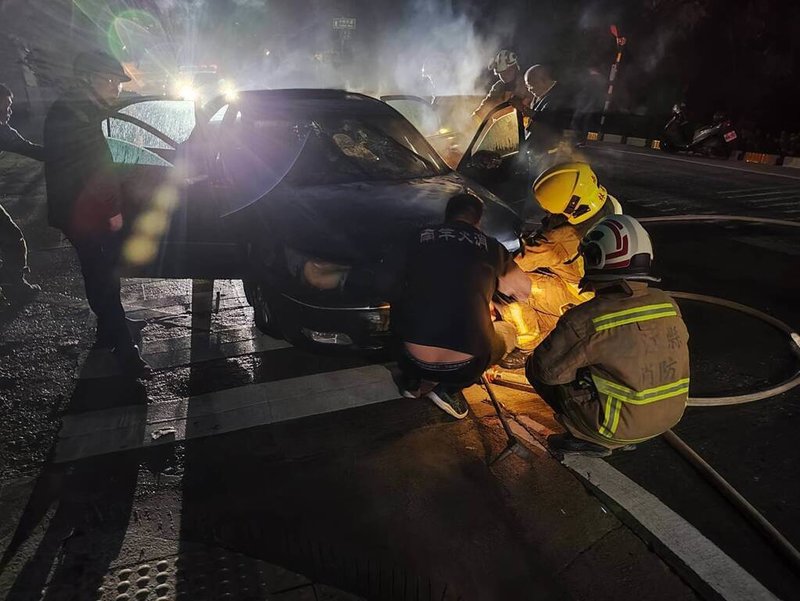 連江縣消防局31日下午獲報指自小客車在行經南竿鄉聚英路時突然自燃,消防局馳援滅火,所幸未釀傷亡。(連江縣消防局提供)中央社記者潘欣彤傳真 114年10月31日