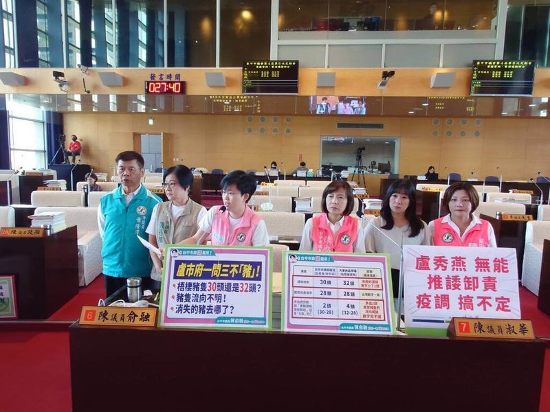 民進黨台中市議員陳俞融(左3)31日在議事堂質詢,拿出農會提供的拍賣明細,上面註記梧棲豬場13日運送32頭豬,質疑當天到底運了幾頭豬,消失的2頭豬去向為何。(陳俞融提供)中央社記者趙麗妍傳真 114年10月31日