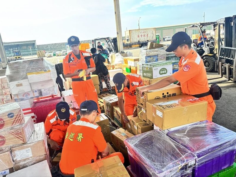 因應國內非洲豬瘟防疫,海巡署金馬澎分署針對離島地區往返台灣航線的船舶、貨物、旅客行李與郵包等全面提升安檢及人工拆檢率,全力防堵疫情擴散。(海巡署金馬澎分署提供)中央社記者潘欣彤傳真 114年10月31日