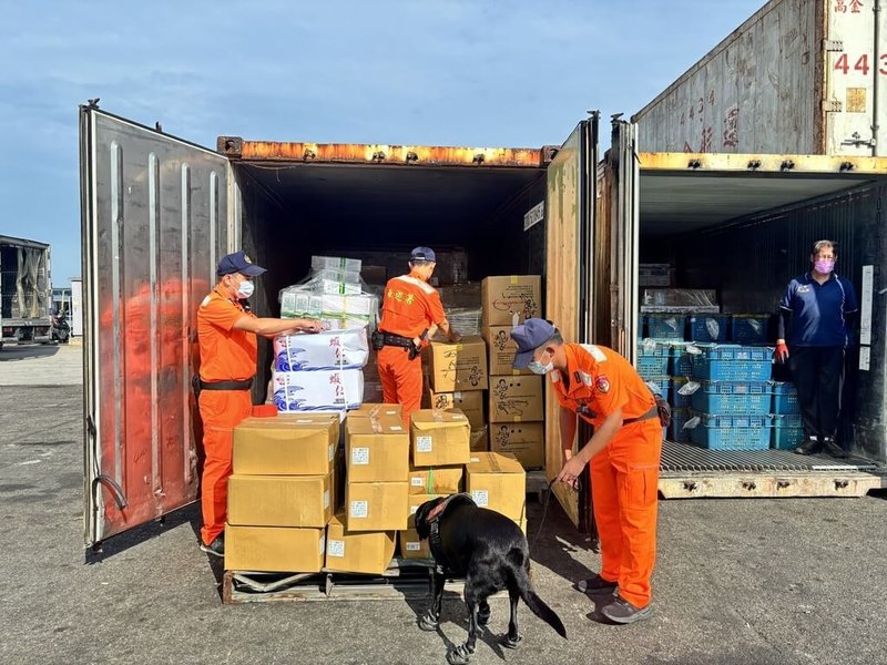 力阻非洲豬瘟擴散,行政院宣示落實進口郵包、快遞貨物及高風險地區入境旅客行李查驗。海巡署金馬澎分署30日全面開艙查驗離島地區往返台灣船運航線冷凍貨櫃計107櫃、拆檢貨物231件,拆檢比率達40%。(海巡署金馬澎分署提供)中央社記者潘欣彤傳真 114年10月31日