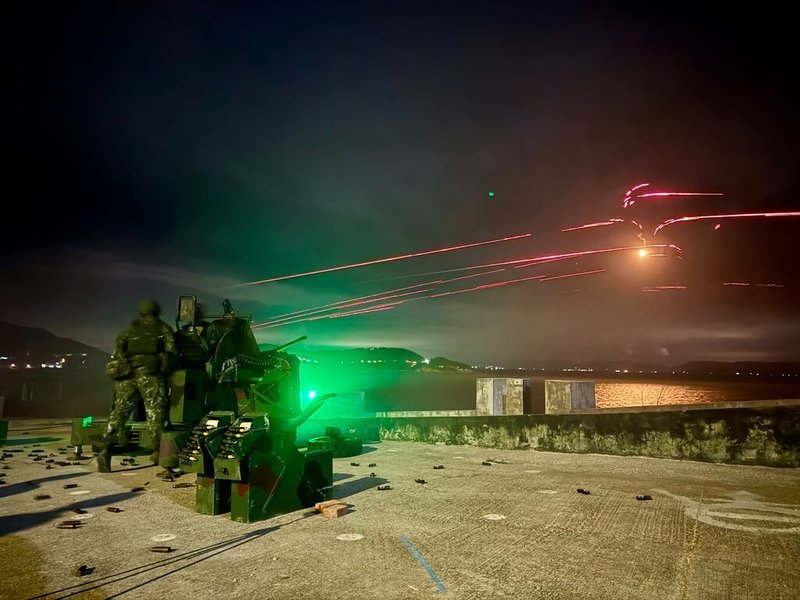 馬祖防衛指揮部31日晚間在南竿地區實施「114年第4季雲台操演」,模擬敵軍夜間以武裝直升機及無人機群侵襲,過程約20分鐘,國軍實彈射擊照亮夜空。(馬祖防衛指揮部提供)中央社記者潘欣彤傳真 114年10月31日