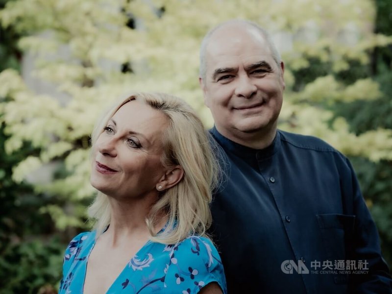 法國花腔女高音娜塔莉.德賽(Natalie Dessay)(左)攜手鋼琴家菲利浦.卡薩爾(Philippe Cassard)(右),將首登衛武營舞台舉行告別巡演音樂會。(衛武營提供  版權:Lyodoh Kaneko)中央社記者趙靜瑜傳真  114年10月31日