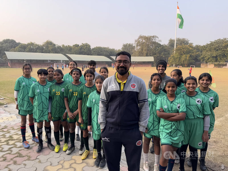 足球學校BBFS打破印度性別藩籬,讓女孩也能盡情在球場奔馳,揮灑汗水、追求自己的夢想。中央社記者李晉緯新德里攝 114年10月31日