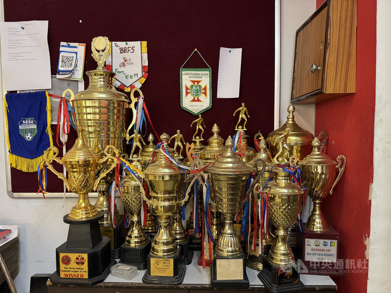 印度足球學校BBFS重視基層發展,培養人才無數,在各級球賽也拿下許多獎項。圖為BBFS各級球隊獲得的獎盃。中央社記者李晉緯新德里攝 114年10月31日