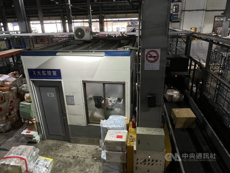 為強化非洲豬瘟邊境管制,財政部關務署台北關與農業部防檢署桃園分署在快遞專區聯合查緝,圖為快遞專區X光機檢測儀。中央社記者葉臻攝 114年10月31日