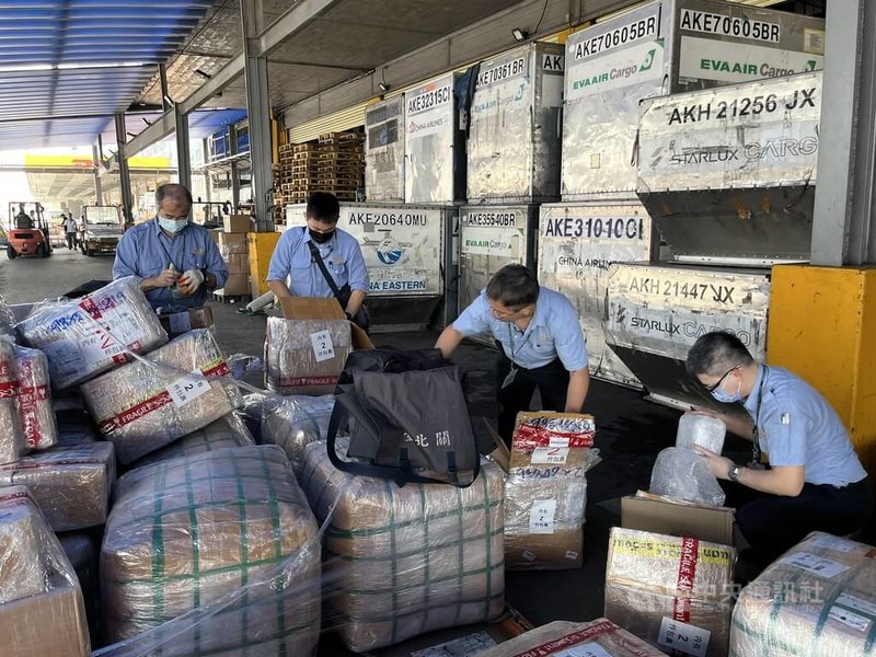為強化非洲豬瘟邊境管制,財政部關務署台北關與農業部防檢署桃園分署在快遞專區聯合查緝,將包裹開箱檢查。中央社記者葉臻攝 114年10月31日