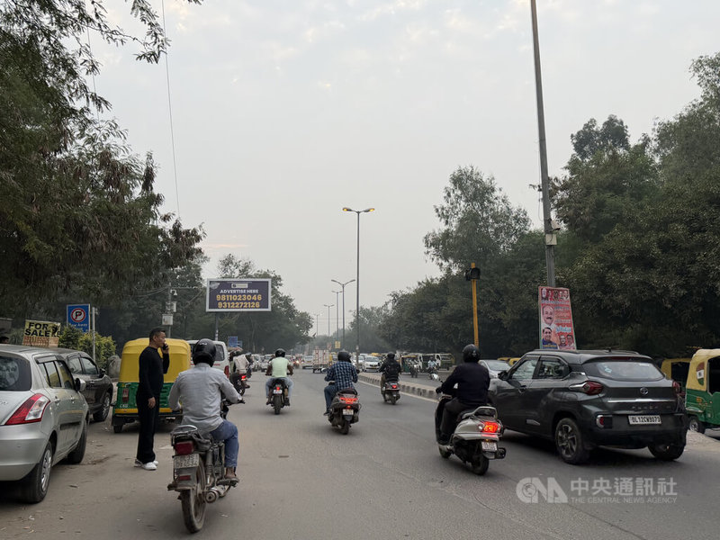 印度德里近期完成3次人工增雨,但未帶來明顯水氣,當地空污持續惡化,街頭仍是一片霧茫茫。中央社記者李晉緯新德里攝 114年10月31日