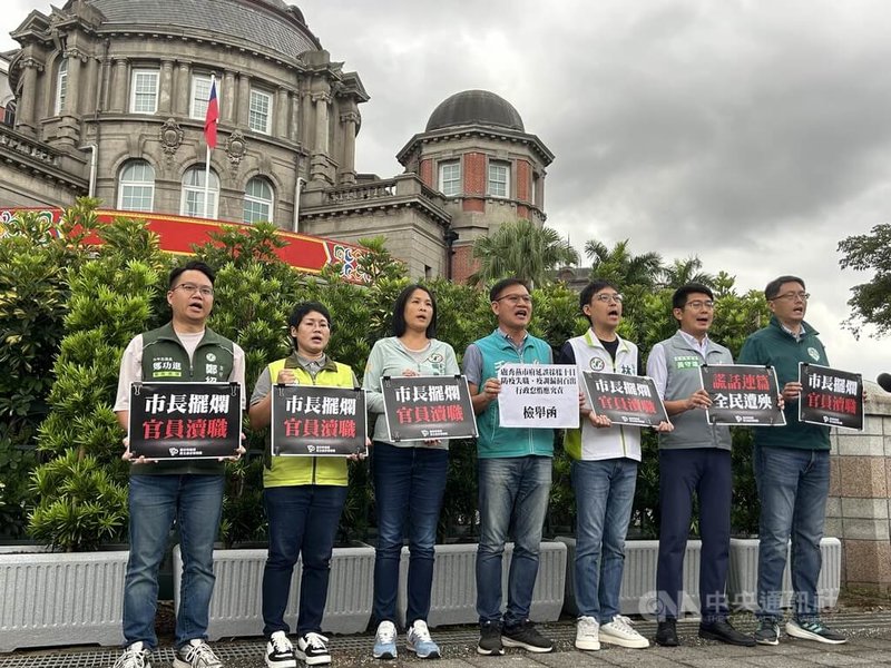 台中一處養豬場出現非洲豬瘟疫情,台中市議會民進黨團總召王立任(中)31日與黨團成員至監察院陳情,要求調查台中市長盧秀燕、農業局、環保局是否怠忽職守,且要釐清各級主管責任。中央社記者賴于榛攝 114年10月31日