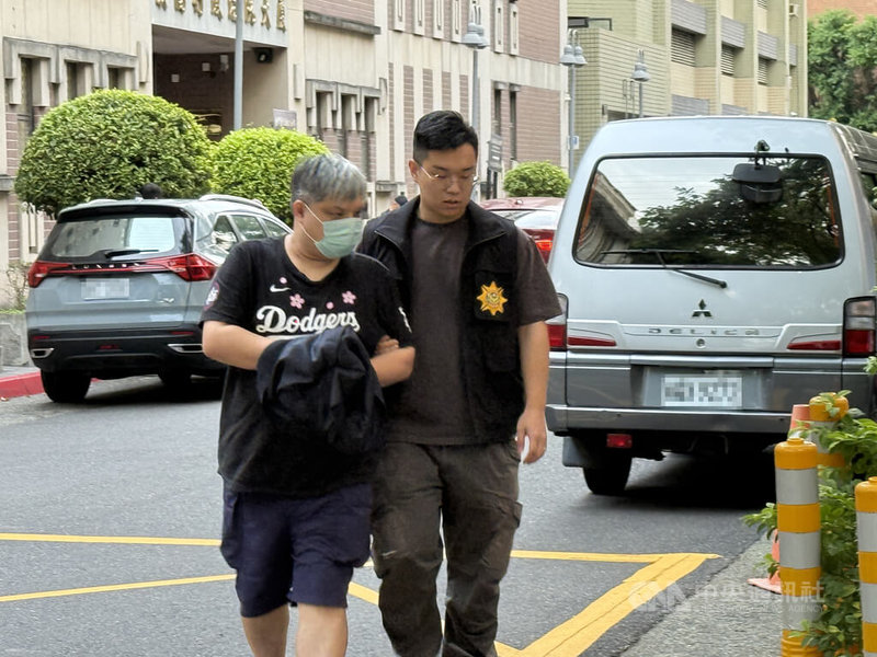 劉姓男子(左)、張姓女子夫妻檔涉組黃牛集團,大量搶票再高價轉售牟利,今年2月間被檢方依法起訴。檢警另查出劉姓夫婦等人轉售韓星GD演唱會門票牟利,31日將人移送法辦。中央社記者林長順攝 114年10月31日