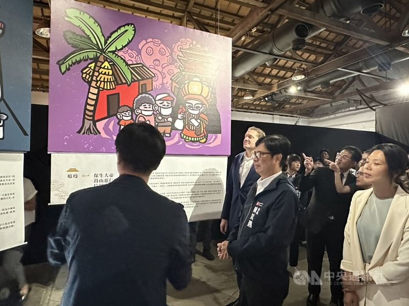 中山大學31日在駁二蓬萊B6倉庫推出大型互動展「解鎖!防災神隊友」,高雄市長陳其邁(前中)等人出席開幕活動,參觀展區並聽取導覽解說。中央社記者林巧璉攝 114年10月31日