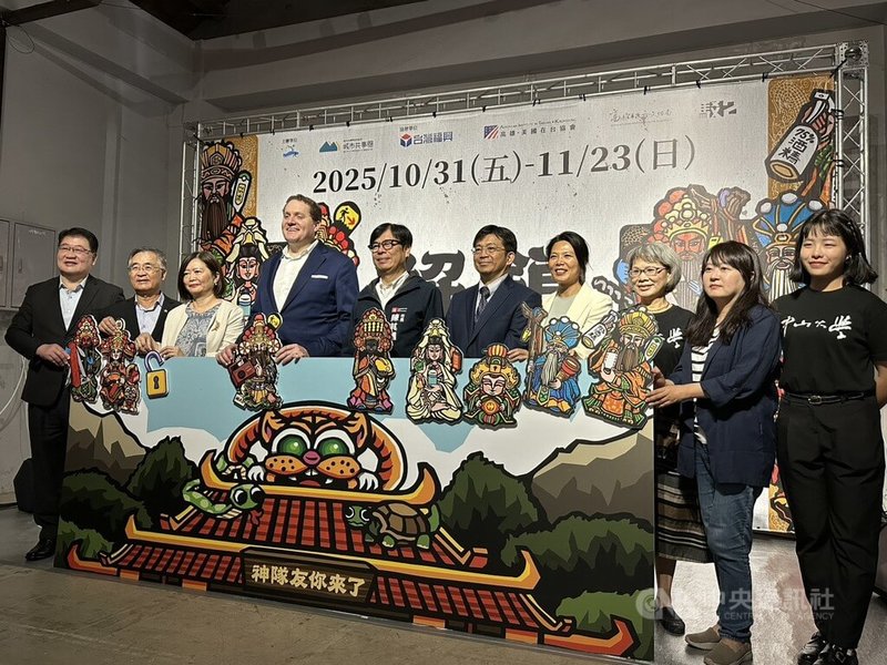 大型互動展覽「解鎖!防災神隊友」31日在高雄駁二開展,高雄市長陳其邁(左5)、AIT高雄分處處長張子霖(左4)、中山大學校長李志鵬(右5)等人出席開幕活動。中央社記者林巧璉攝 114年10月31日