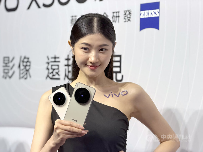 vivo 31日在台灣發表X300系列手機,全系列皆搭載蔡司2億畫素鏡頭,即使身處遠距場景也能精準捕捉細節。中央社記者吳家豪攝 114年10月31日