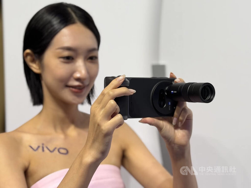 vivo 31日在台灣發表X300系列手機,支援外接2.35x長焦增距鏡,可清晰捕捉遠處景物。中央社記者吳家豪攝 114年10月31日