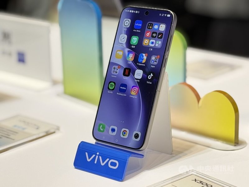 vivo 31日在台灣發表X300系列手機,配備全新作業系統OriginOS 6,可在Android與iOS之間跨系統傳輸檔案。中央社記者吳家豪攝 114年10月31日