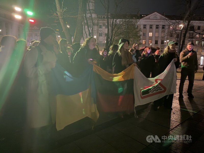 立陶宛音樂與戲劇學院學生30日發起「青年為文化發聲」活動,現場齊唱立陶宛知名樂團作品,以音樂象徵團結與和平,抗議政府對文化部長的任命。中央社記者游堯茹維爾紐斯攝 114年10月31日