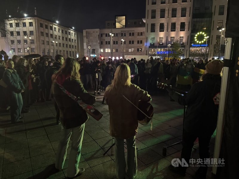 儘管天候不佳,仍有數百名立陶宛民眾與文化工作者前來參加「青年為文化發聲」,其中多數為年輕學生,現場氣氛歡樂有活力。中央社記者游堯茹維爾紐斯攝 114年10月31日