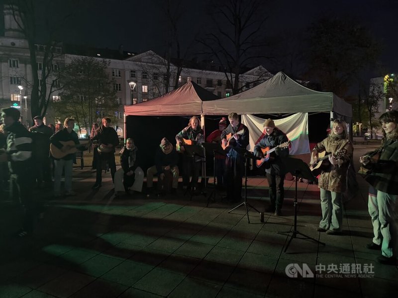 立陶宛音樂與戲劇學院學生現場表演耳熟能詳的歌曲,並邀請參與民眾合唱,活動像是一場小型音樂會。中央社記者游堯茹維爾紐斯攝 114年10月31日