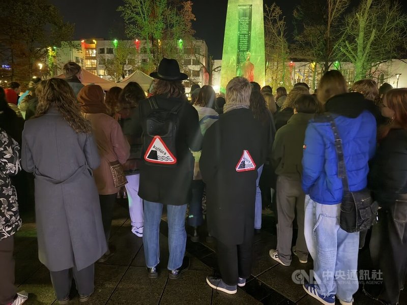 立陶宛文化界為抗議活動設計主視覺,描繪「文化」被扔下山的警告標示,許多支持民眾將有警告標示的貼紙穿戴在身上表示支持。中央社記者游堯茹維爾紐斯攝 114年10月31日