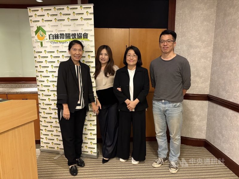 政大數位傳播文化行動實驗室與白絲帶關懷協會31日合辦「2025媒體天空領航員秋季論壇」,由政大廣播電視學系教授黃葳威(左起)主持,與台灣尼爾森公司資深經理張純純、衛星廣電公會秘書長陳依玫、政大廣播電視學系副教授李家驊等人互動交流。中央社記者曹亞沿攝 114年10月31日