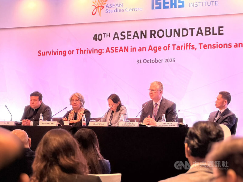新加坡智庫尤索夫伊薩東南亞研究院31日舉辦論壇,美國前亞太助卿康達(台上右2)等專家人士出席。中央社記者吳昇鴻新加坡攝 114年10月31日