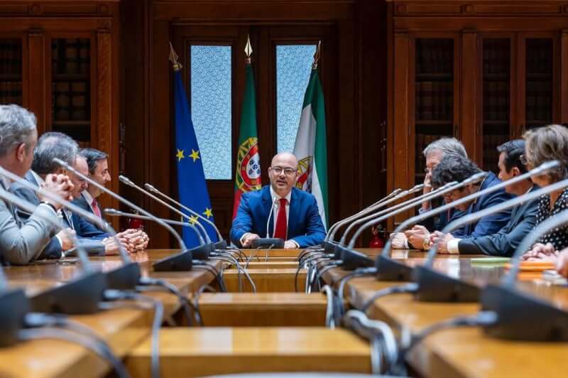 葡萄牙自由倡議黨近期提出兩項友台決議案,包括建議在台北設立代表機構。曾為葡萄牙外交委員會成員、現任國會副議長薩萊瓦(中)今年6月17日在新政府施政計畫全院辯論時,呼籲政府深化與台灣的關係。(薩萊瓦提供)