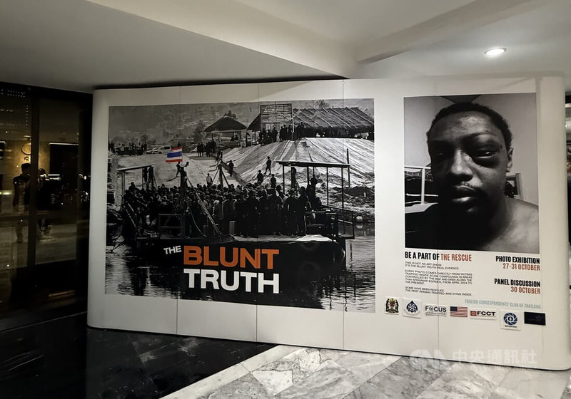 民間組織「人口販運受害者援助網絡」在曼谷舉辦攝影展,透過影像揭露緬甸詐騙園區數百名受害者受酷刑、飢餓甚至死亡的悲慘經歷。中央社記者李宗憲曼谷攝 114年10月31日