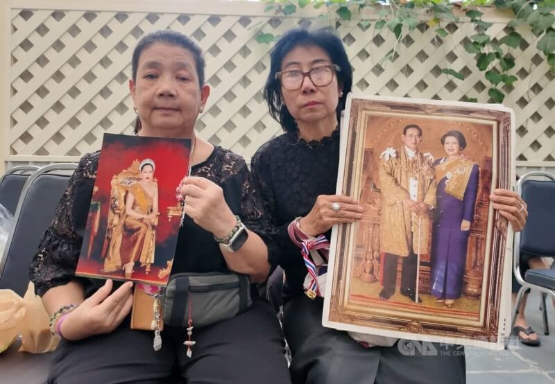 泰國王太后詩麗吉逝世,民眾帶照片赴醫院哀悼。(中央社檔案照片)