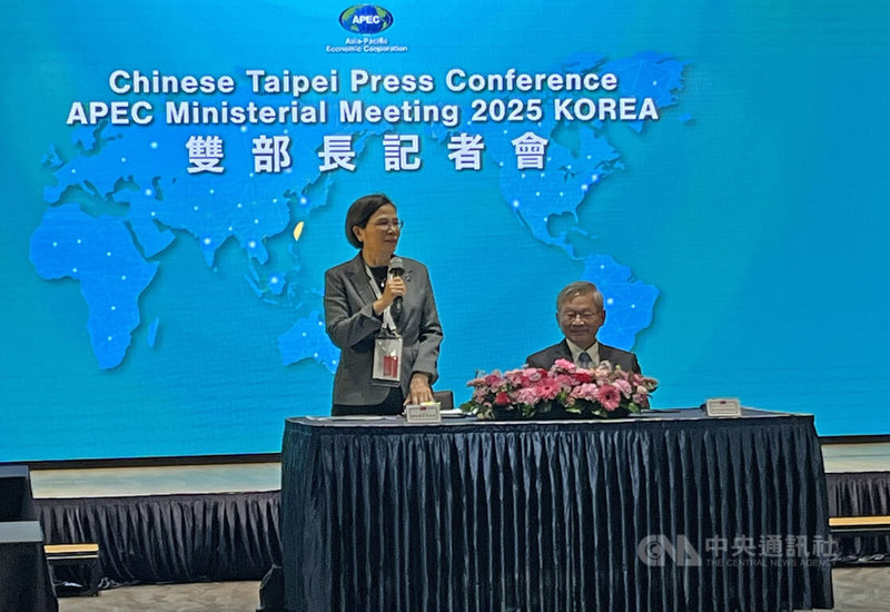 經貿談判辦公室總談判代表楊珍妮(圖左)表示,在亞太經濟合作會議(APEC)雙部長會議上,有與美方代表接觸。中央社記者潘姿羽攝 114年10月30日