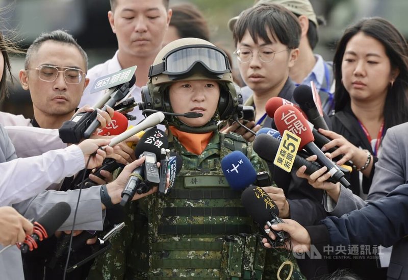 陸軍30日在新竹湖口營區舉行裝甲第584旅聯兵三營換裝M1A2T戰車成軍典禮,聯兵三營中尉排長邱郁晴(前中)受訪表示,M1A2T戰車火力更大,且搭配獵殲系統和遙控槍塔,讓射手及車長能更迅速找到目標、實施射擊。中央社記者裴禛攝 114年10月31日