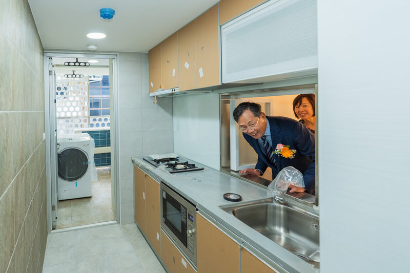 台大31日發布新聞稿指出,導航與穿戴品牌Garmin捐贈台灣大學興建的教師宿舍,近日落成,座落於台北市溫州街巷內。圖為Garmin董事長暨創辦人高民環(左起)與夫人趙郁芬參觀宿舍內部。(台大提供)中央社記者陳至中台北傳真 114年10月31日