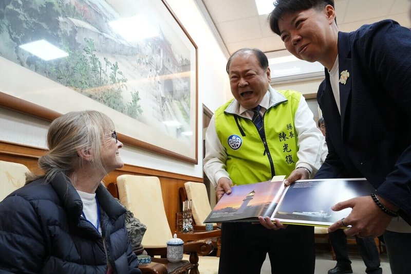澎湖縣政府31日舉辦「澎湖世界遺產潛力點海洋文化永續發展國際學術交流研討會」,英國燈塔工程師韓德善(David Marr Henderson)的曾孫女伊芙(Felicity Somers Eve)(前左)遠從英國出席與會,縣長陳光復(中)感謝韓德善對台灣海峽航行安全的貢獻。(澎湖縣政府提供)中央社 114年10月31日