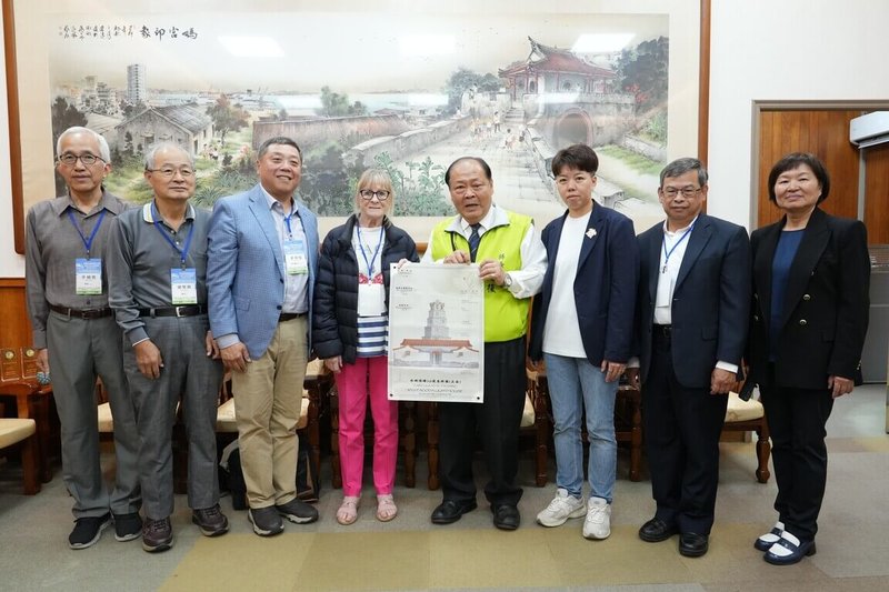 來自英國的伊芙(Felicity Somers Eve)(左4)31日帶著其曾祖父韓德善(David Marr Henderson)當年為澎湖「漁翁島燈塔」設計的手稿輸出圖,贈予縣府典藏,讓這項百年文化資產得以妥善保存,由縣長陳光復(右4)代表接受。(澎湖縣政府提供)中央社 114年10月31日