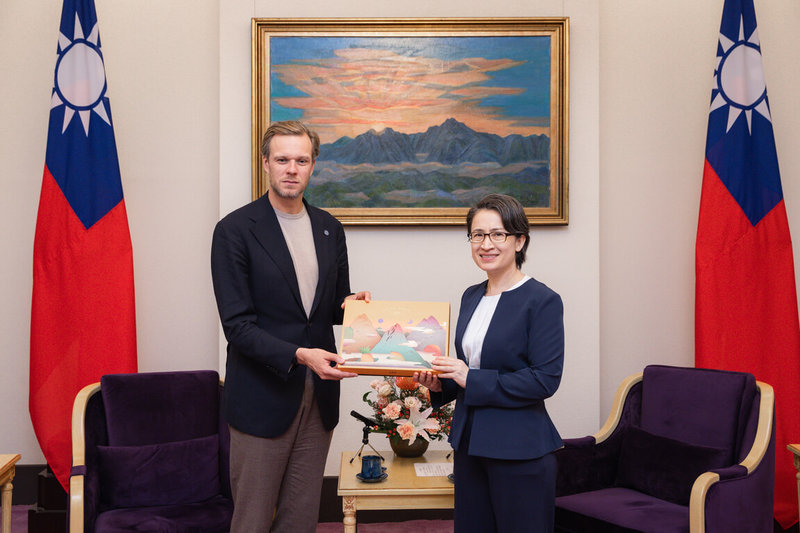 副總統蕭美琴31日接見美國智庫大西洋理事會「2025年跨大西洋高階訪問團」,她說,面對複雜的地緣政治、安全挑戰及全球貿易體系變革,台灣正積極調整策略,盼持續強化在經濟與科技領域的角色,為區域繁榮做出貢獻。(總統府提供)中央社記者溫貴香傳真 114年10月31日