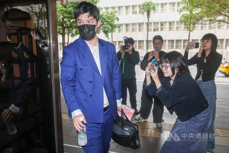 台北地檢署偵辦媒體人馬郁雯、國民黨立委王鴻薇助理張凱維互告案，31日傳喚律師柯晨皓（左）說明。中央社記者吳家昇攝　114年10月31日