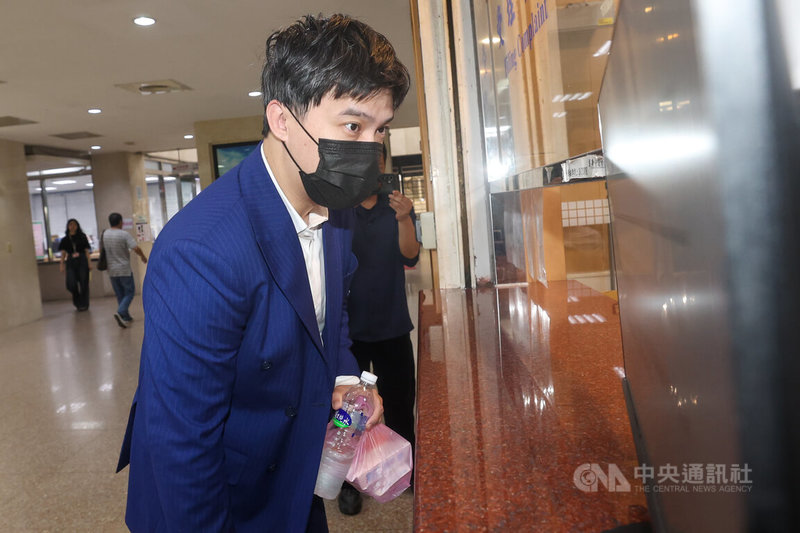 台北地檢署偵辦媒體人馬郁雯、國民黨立委王鴻薇助理張凱維互告案，31日傳喚律師柯晨皓（圖）出庭，他面對媒體不發一語。中央社記者吳家昇攝　114年10月31日