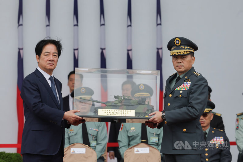 總統賴清德(前左)31日赴新竹湖口營區主持陸軍裝甲第584旅聯兵三營換裝M1A2T戰車成軍典禮,陸軍司令呂坤修上將(前右)將M1A2T戰車模型呈獻給賴總統。中央社記者裴禛攝 114年10月31日