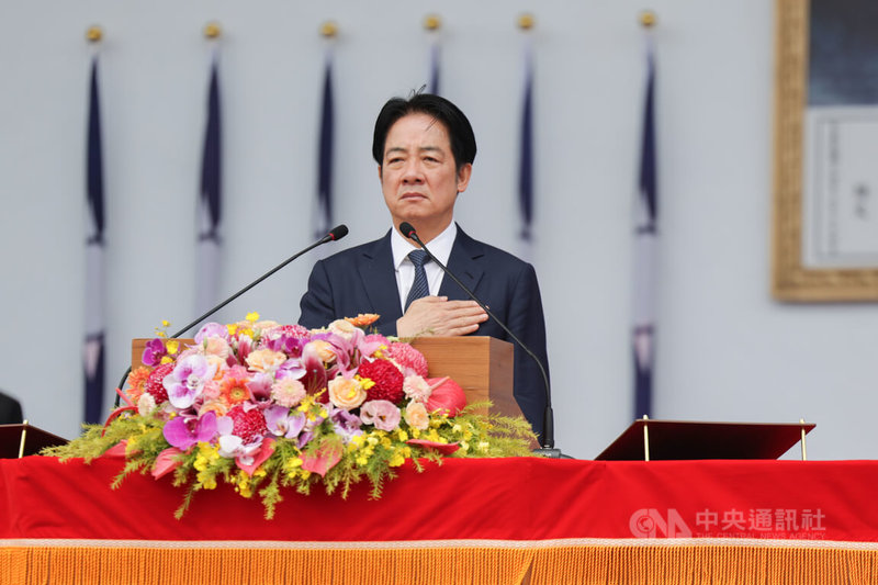 總統賴清德(圖)31日上午赴新竹湖口營區主持陸軍裝甲第584旅聯兵三營換裝M1A2T戰車成軍典禮,賴總統致詞表示,強化國防是為了保家衛國,維持台海和平穩定,因為只有實力才可以帶來真和平,簽訂一紙和平協議無法帶來和平,接受侵略者的主張、放棄主權,更無法達到和平。中央社記者裴禛攝 114年10月31日