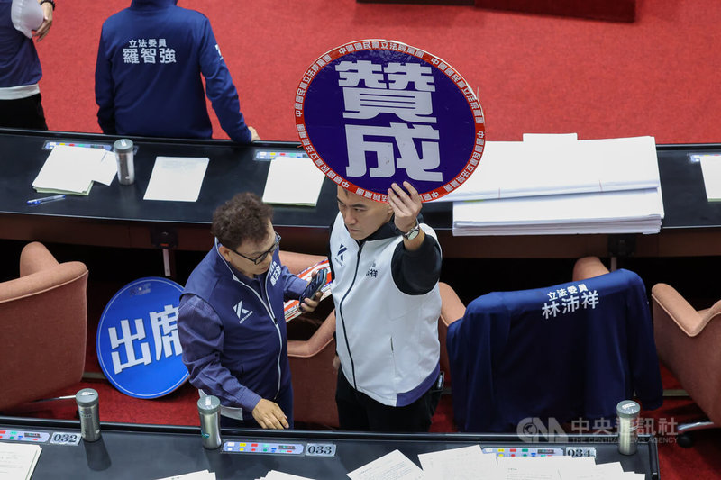 立法院國發基金調查委員會擬具調查報告,認為國發基金有不當投資決策缺失。立法院會31日上演表決戰,雖民進黨立委反對,但仍不敵藍白人數優勢,調查報告將送經濟部與國發會參考。圖為國民黨立委林沛祥(前右)高舉贊成。中央社記者翁睿坤攝 114年10月31日