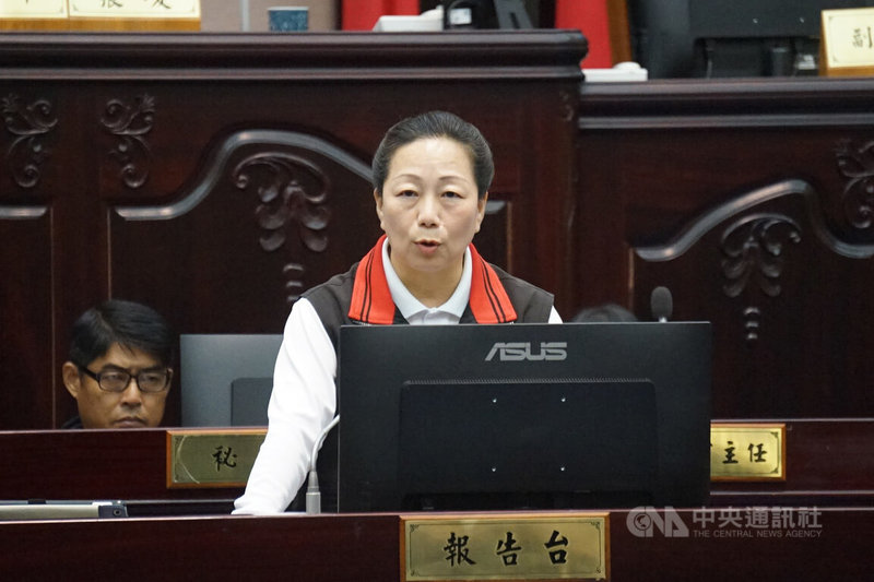 花蓮縣議會31日舉行定期會,上午由縣長徐榛蔚(前)進行「馬太鞍溪堰塞湖事件」專案報告,細說縣府在災前、災後工作時間序,盼各界團結挺災民。中央社記者張祈攝 114年10月31日