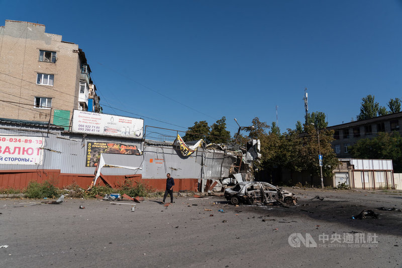 俄烏戰事持續,前線附近城鎮糧食短缺。走在康斯坦丁諾夫卡上,不難看到四處被毀壞的情景。中央社記者陳彥婷斯拉維揚斯克攝 114年10月31日