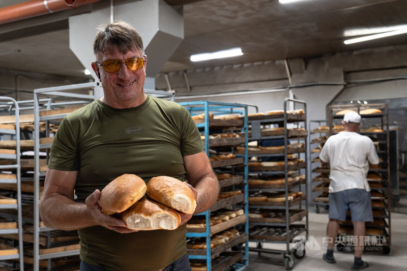 俄烏戰事持續,前線附近城鎮糧食短缺。烏克蘭男子奧列赫開設烘培工場為前線居民送贈麵包。這間位處斯拉維揚斯克的烘培工場,已是奧列赫因戰火被迫遷的第三個據點。中央社記者陳彥婷斯拉維揚斯克攝 114年10月31日