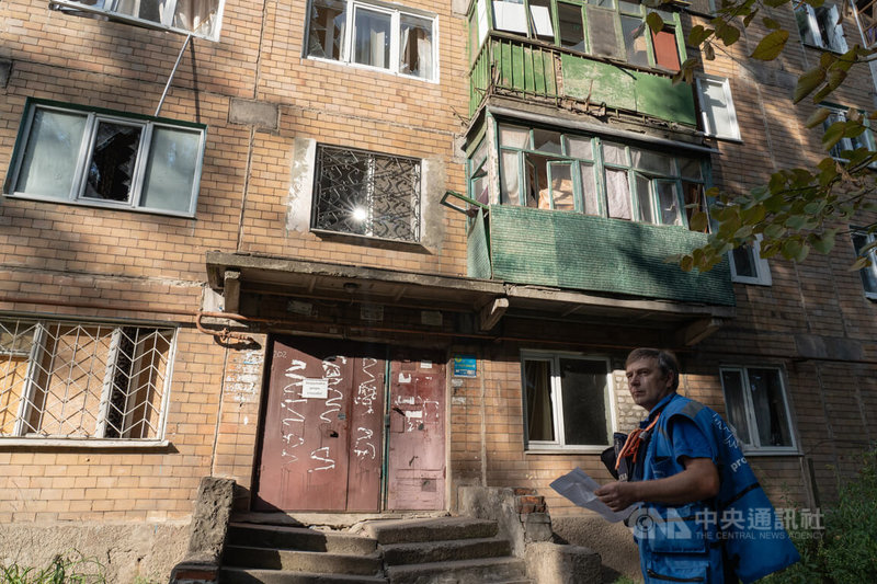 聯合國統計顯示,目前每10名烏克蘭人中就有1人在國內流離失所,圖為志工團體人員特卡喬夫在康斯坦丁諾夫卡找尋要撤離的長者。這些志工只是駕著普通車輛,沒有裝甲,冒險來協助長者。中央社記者陳彥婷斯拉維揚斯克攝 114年10月31日