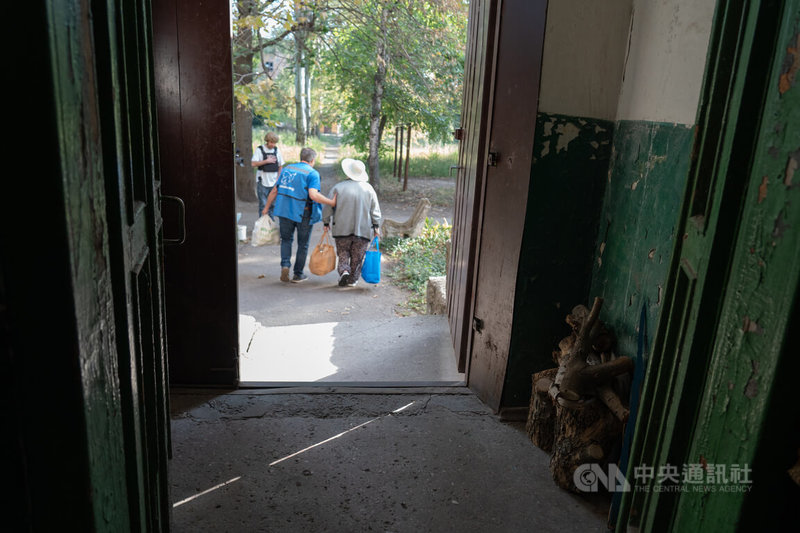 聯合國統計顯示,目前每10名烏克蘭人中就有1人在國內流離失所。志工表示,過去1個月來,申請撤離的居民增加3到4倍,多為失去生活能力的長者與殘疾者。圖為志工在康斯坦丁諾夫卡接走要撤離的長者,大樓門口旁堆著劈好的柴枝。中央社記者陳彥婷斯拉維揚斯克攝 114年10月31日