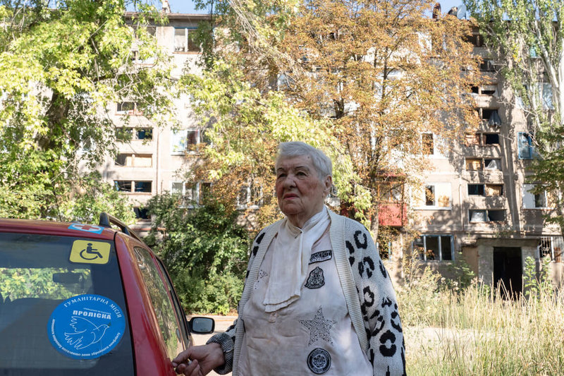 聯合國統計顯示,目前每10名烏克蘭人中就有1人在國內流離失所。然而,仍有不少長者因為經濟問題、療養院面臨營運瓶頸、留戀、家人等原因決定留下。圖為老婦瑪麗娜在康斯坦丁諾夫卡躊躇應否撤離。中央社記者陳彥婷斯拉維揚斯克攝 114年10月31日