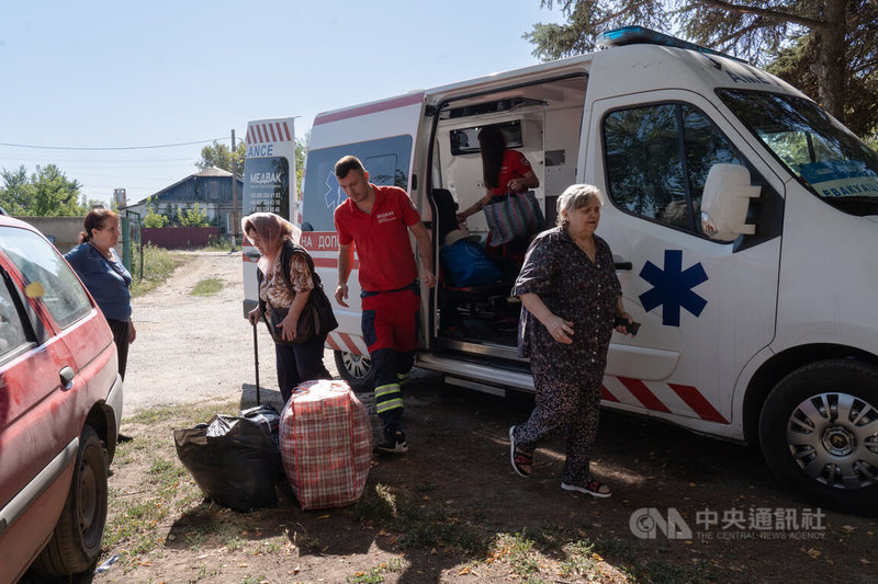 聯合國統計顯示,目前每10名烏克蘭人中就有1人在國內流離失所。圖為志工團體撤離長者到相對安全的後方城市,再由其他志工用救護車送他們到中部城市。中央社記者陳彥婷斯拉維揚斯克攝 114年10月31日