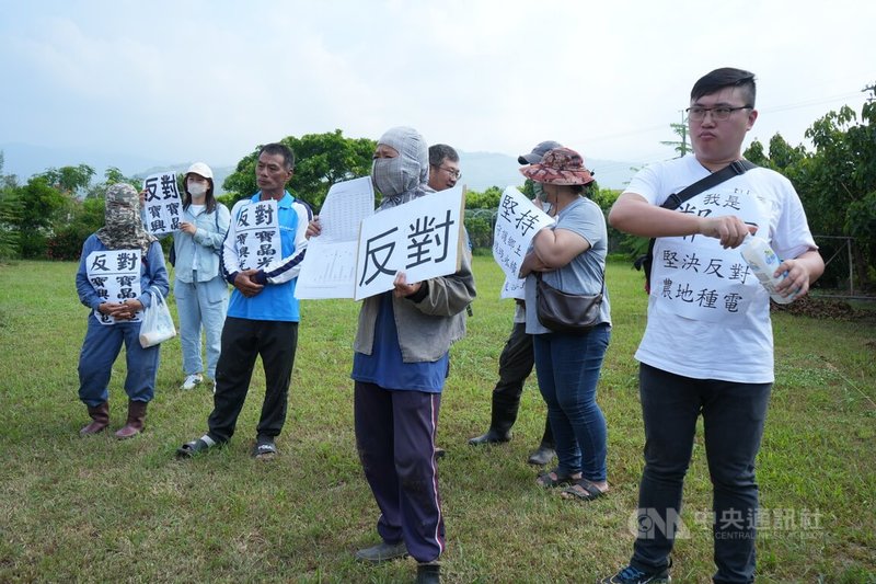 有能源業者欲在屏東縣枋寮鄉建置太陽光電系統,31日辦理施工說明會,吸引不少民眾前往了解。不過場外也有居民舉牌抗議。中央社記者黃郁菁攝 114年10月31日