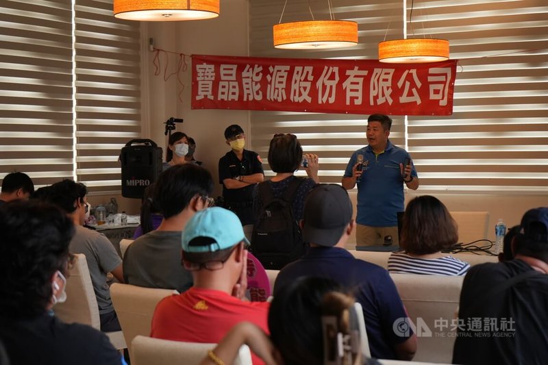 寶晶能源公司31日在屏東縣枋寮鄉人和村舉辦「屏東縣枋寮鄉寶興金榮第六期-1太陽光電系統工程施工說明會」,現場聚集關心綠能議題的鄉親、出租土地的地主群及其家屬等人。中央社記者黃郁菁攝 114年10月31日